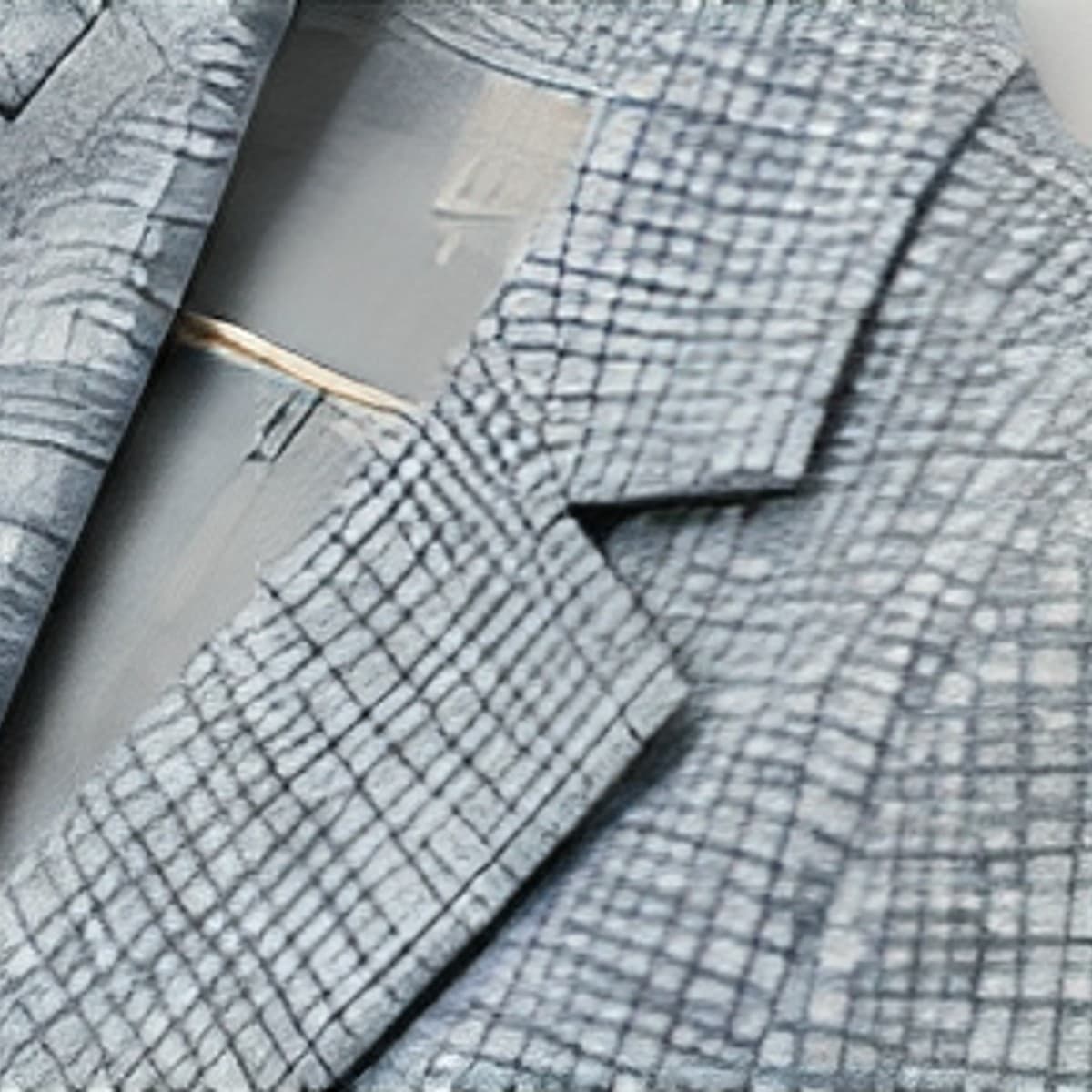neckline detail