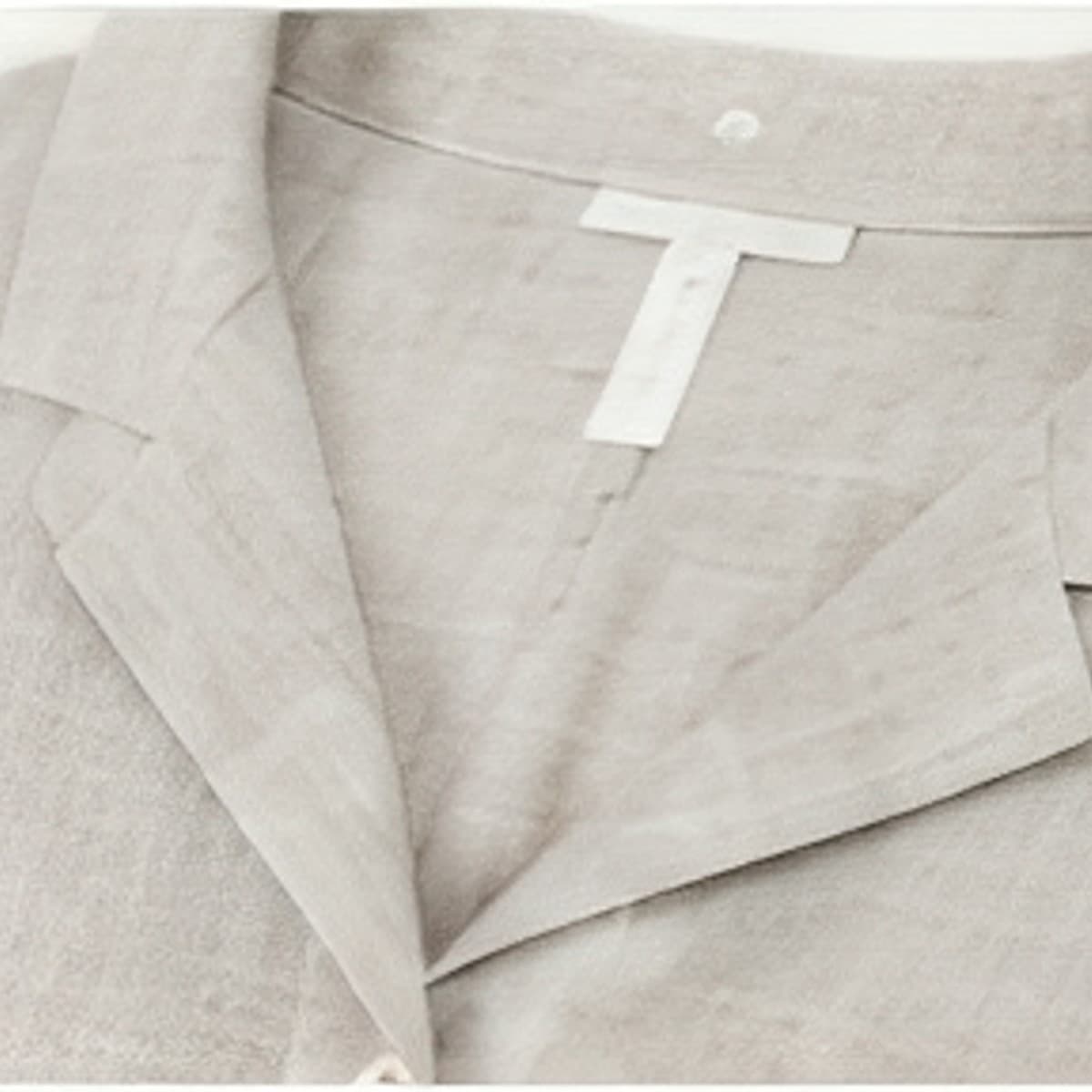 neckline detail