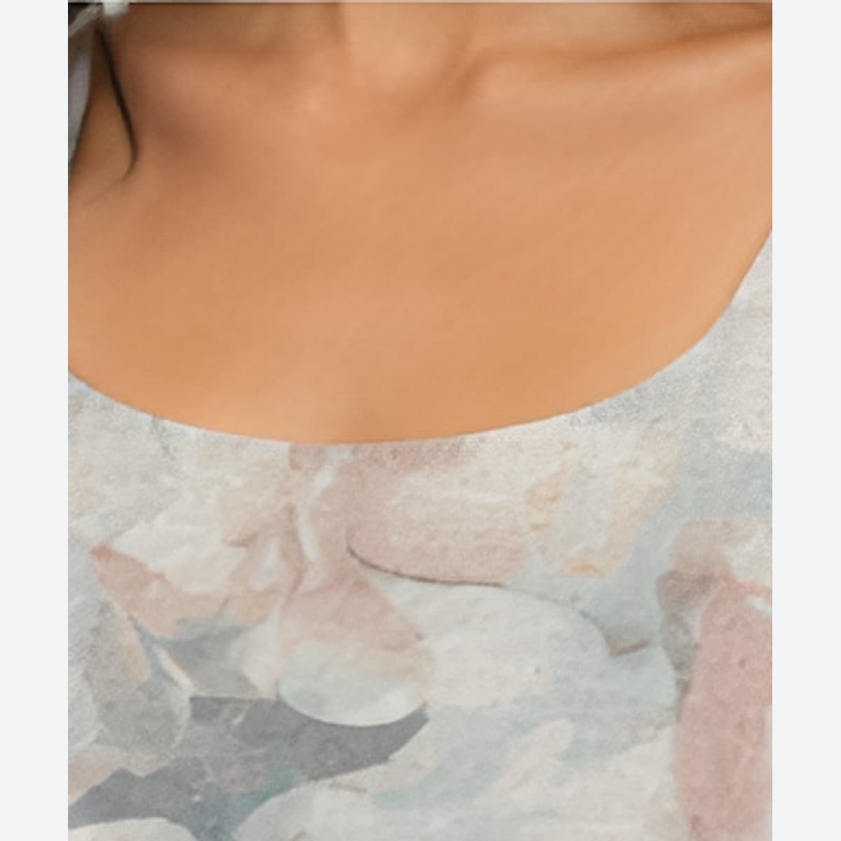 neckline detail