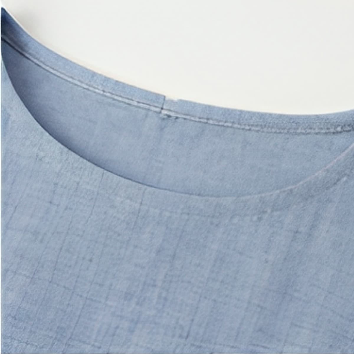 neckline detail